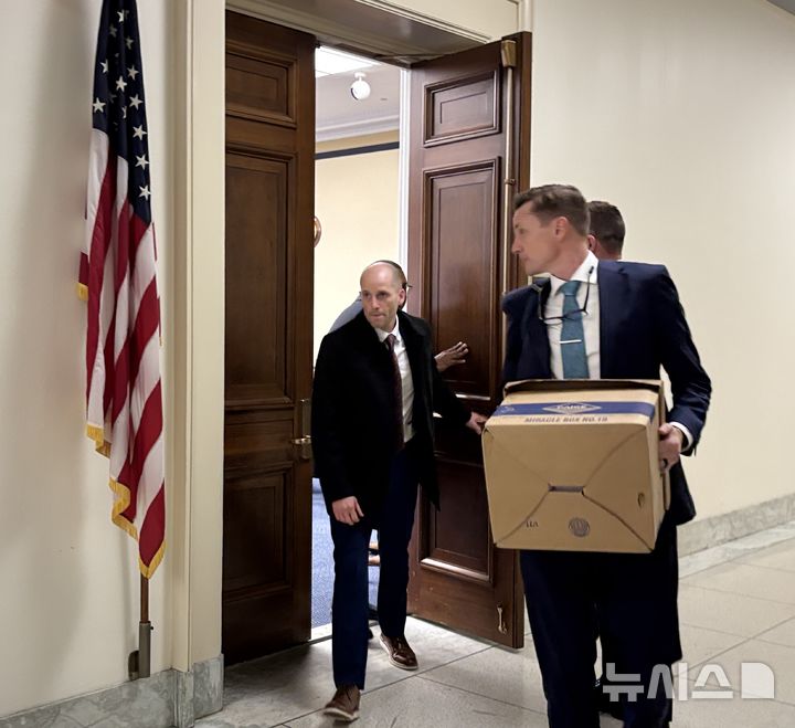 [워싱턴=뉴시스]이윤희 특파원 = 해롤드 로저스 쿠팡 한국법인 임시대표가 23일(현지 시간) 워싱턴DC 연방하원 건물인 레이번 빌딩에서 미국 하원 법사위원회가 개최한 쿠팡 사태 관련 비공개 증언청취(deposition) 절차가 종료된 후 회의실을 나서고 있다. 2026.02.24. 