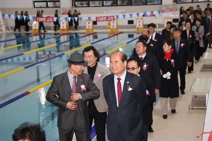 [상주=뉴시스] 강영석(오른쪽) 시장이 제2국민체육센터 시설을 둘러보고 있다. (사진=상주시 제공) 2026.02.24 photo@newsis.com *재판매 및 DB 금지