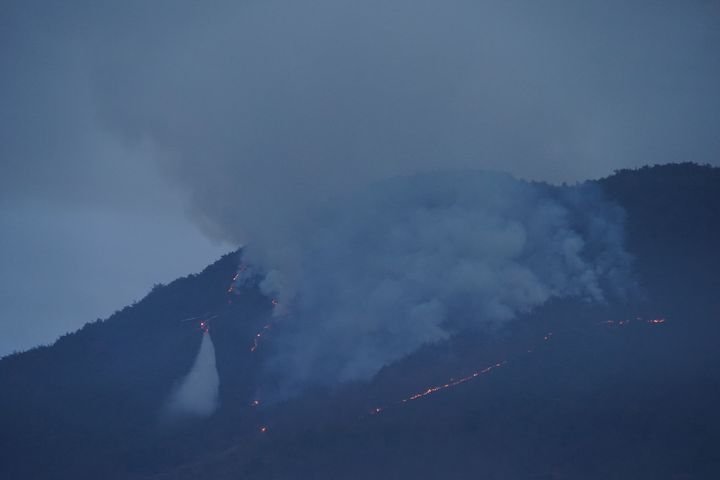 밀양 산불진화헬기 투입 재개…주불 진압 박차