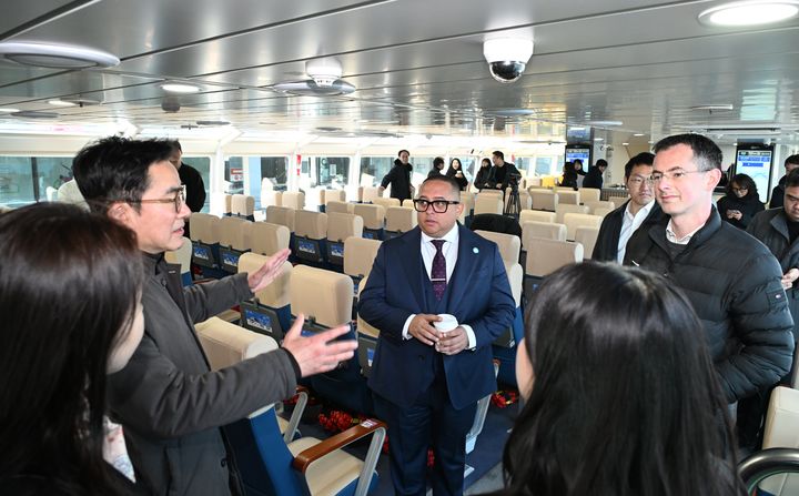 [뉴시스] 전날인 23일 해외 수상교통 전문가들이 한강버스에 탑승해 설명을 듣는 모습. (사진=SH 제공) 2026.2.23 *재판매 및 DB 금지