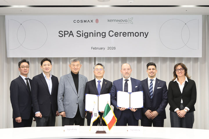 [서울=뉴시스] 화장품 연구·개발·생산(ODM) 기업 코스맥스가 이탈리아 현지 업체를 인수해 유럽에 생산 기지를 확보했다. 사진은 주식매매계약(SPA) 체결하는 모습 *재판매 및 DB 금지