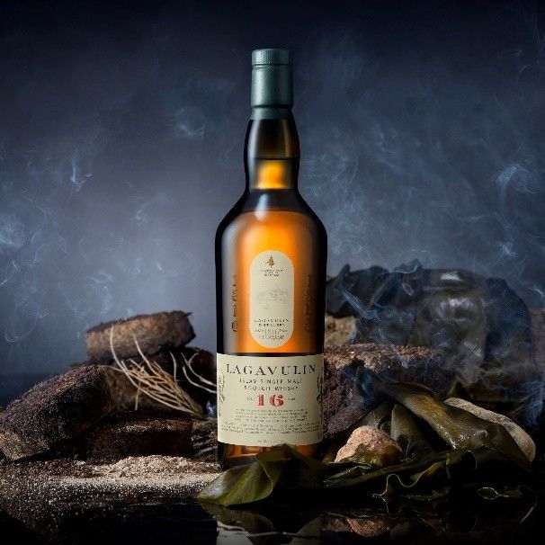 [서울=뉴시스] 대표적인 피트 위스키로 꼽히는 디아지오의 '라가불린' (사진=디아지오 제공) *재판매 및 DB 금지