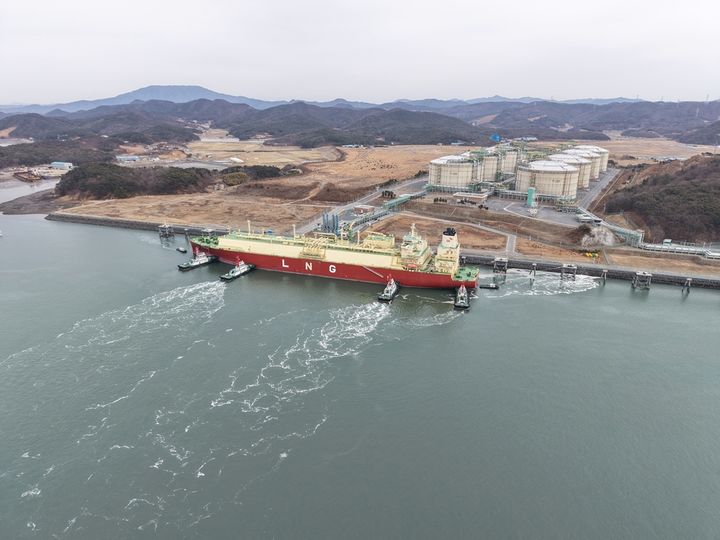 [서울=뉴시스] SK이노베이션 E&S의 액화천연가스(LNG) 운반선이 23일 충남 보령 LNG 터미널에 처음 입항하는 모습. (사진=SK이노베이션) 2026.02.24 photo@newsis.com *재판매 및 DB 금지 *재판매 및 DB 금지