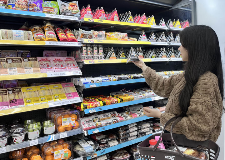 [서울=뉴시스] GS25에서 모델이 흑백요리사 간편식 시리즈를 구매하고 있다.(사진=GS리테일 제공) *재판매 및 DB 금지