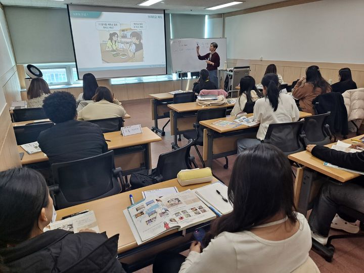 [창원=뉴시스] 강경국 기자 = 23일 경남 창원시 여성회관 창원관에서 결혼이민자 역량 강화 지원 한국어 교육이 진행되고 있다. (사진=창원시청 제공). 2026.02.24. photo@newsis.com *재판매 및 DB 금지