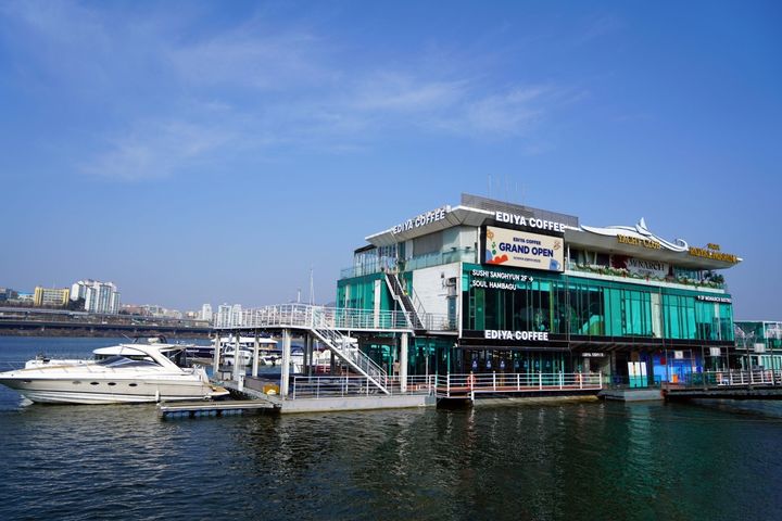 [서울=뉴시스] 이디야커피 로얄마리나 한강점. (사진=이디야커피 제공) *재판매 및 DB 금지