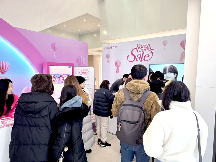 [서울=뉴시스] 신라면세점 '2026 코리아그랜드세일' 명동 홍보부스를 둘러보는 고객들 (사진=신라면세점 제공) 2026.02.24. photo@newsis.com *재판매 및 DB 금지 *재판매 및 DB 금지