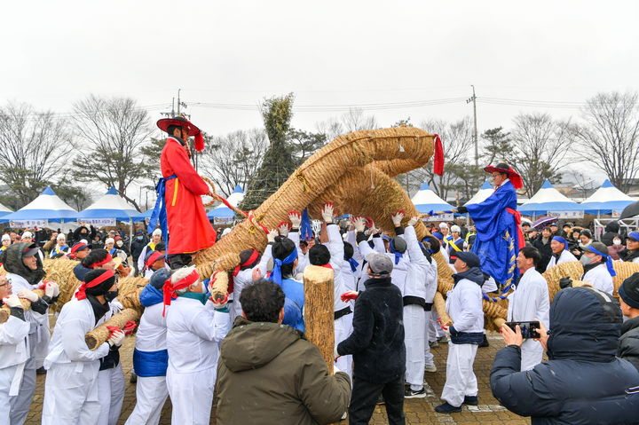 [영주=뉴시스] '2025순흥초군청민속문화제' 중 성하·성북 줄다리기 행사가 열리고 있다. (사진=영주시 제공) 2026.02.24. photo@newsis.com *재판매 및 DB 금지