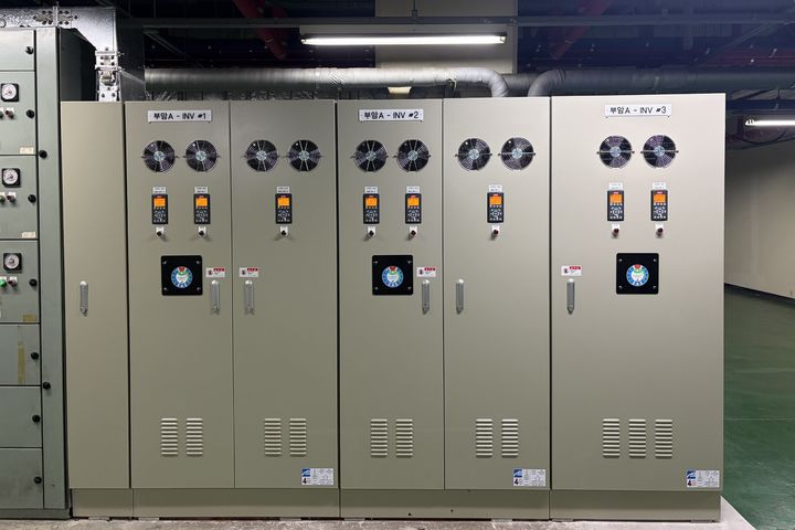 [부산=뉴시스] 탄소중립을 위한 복합형 에너지 절약 사업의 일환으로 부산도시철도 역사 환기실 내 설치한 고효율 인버터. (사진=부산교통공사 제공) 2026.02.24. photo@newsis.com *재판매 및 DB 금지