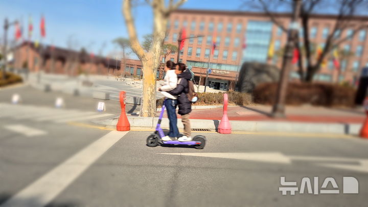 [청주=뉴시스] 연현철 기자 = 지난 23일 충북 청주의 한 대학교 캠퍼스에서 헬멧을 착용하지 않은 학생 2명이 전동킥보드를 함께 타고 내리막길을 주행하고 있다. 2026.02.23. yeon0829@newsis.com