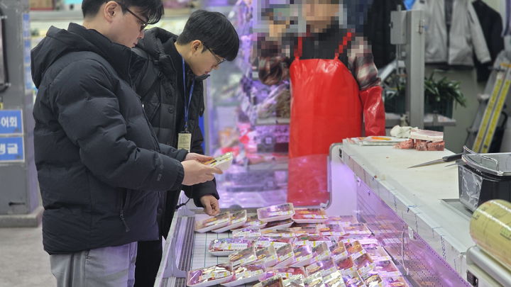 [세종=뉴시스] 설 명절을 앞두고 선물·제수용품을 중심으로 실시한 원산지 표시 일제 점검에서 470개 업체가 적발됐다. 품목 중에는 배추김치와 돼지고기 위반 사례가 가장 많았다. 사진은 원산지 단속 현장 모습. (사진 = 국립농산물품질관리원 제공) 2026.02.24. *재판매 및 DB 금지