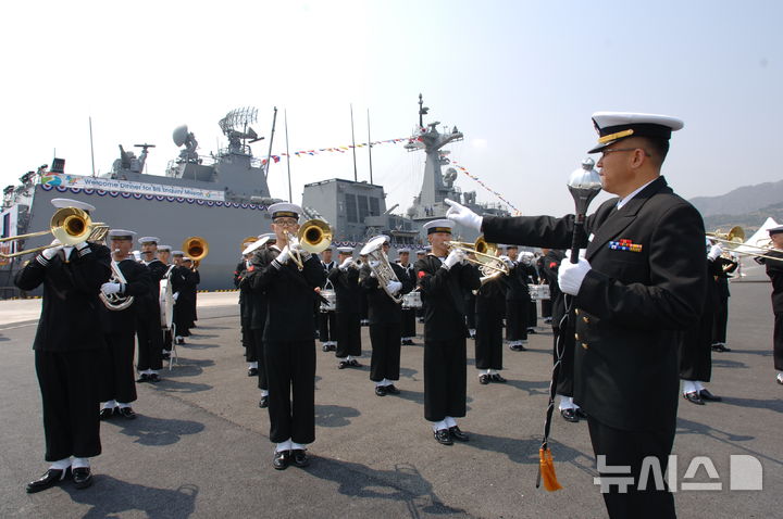 [서울=뉴시스]해군 군악대. 국립중앙박물관은 2월 28일 오후 1시 서울 용산구 박물관 열린마당에서 대한민국 해군 군악대·의장대 특별 공연을 개최한다. 국립중앙박물관 제공