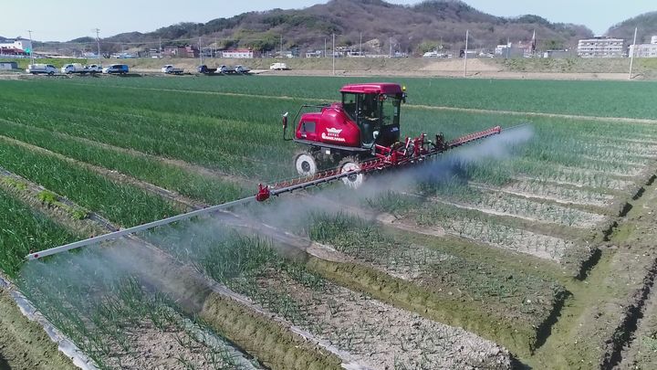 [합천=뉴시스] 경남 합천군 붐스프레이어 통한 기계화 방제. (사진=합천군 제공) 2026.02.24. photo@newsis.com *재판매 및 DB 금지