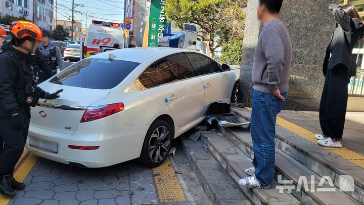 제주서 80대 몰던 차량 주민센터서 돌진