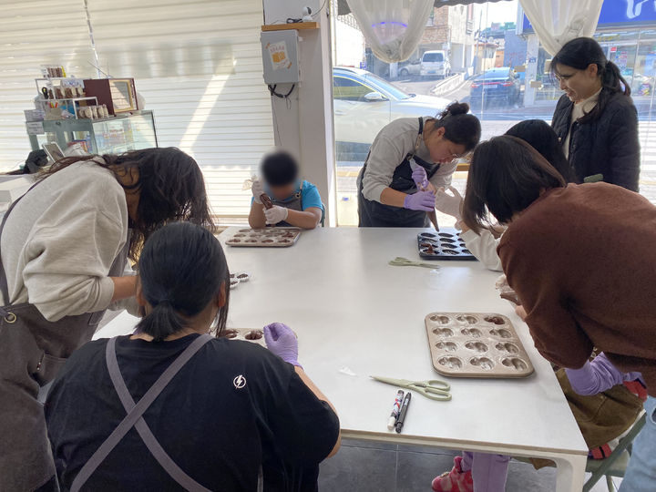 [창녕=뉴시스] 사례관리 대상가구 아동·청소년들이 베이킹 수업에 참여하고 있다. (사진=창녕군 제공) 2026.02.24. photo@newsis.com *재판매 및 DB 금지