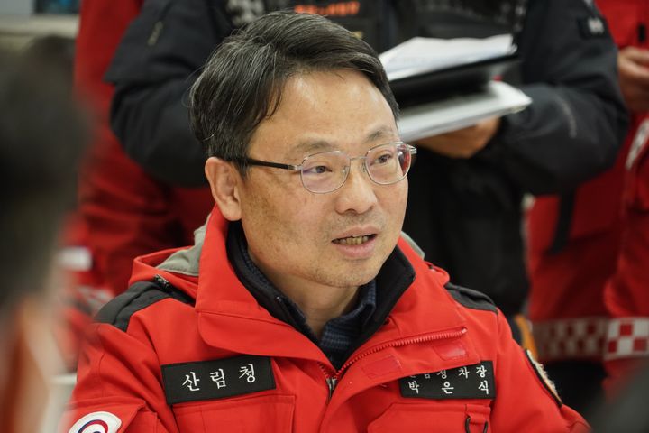 [밀양=뉴시스] 박은식 산림청장 직무대리가 24일 오전 경남 밀양시 삼랑진읍 검세리 산불현장 통합지휘본부가 설치된 삼랑진맑은물관리센터에서 상황판단 회의를 주재하고 있다. (사진=산림청 제공) 2026.02.24. photo@newsis.com *재판매 및 DB 금지