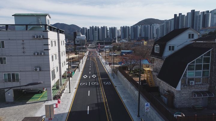 [거제=뉴시스] 신정철 기자= 거제시는 총사업비 162억 9600만 원을 투입해 고현초등학교에서 파리바게뜨 상동점 구간을 연결하는 도시계획도로를 오는 26일 오전 9시부터 전면 개통한다서 24일 밝혔다. 사진은 개통을 앞둔 상동 도시계획도로 전경.(사진=거제시 제공).2026.02.24. photo@newsis.com *재판매 및 DB 금지