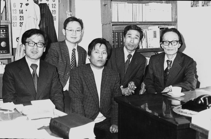 [서울=뉴시스] 1977년 창비 편집실. 왼쪽부터 염무웅, 백낙청, 조태일, 이오덕, 이원수 (사진=창비 제공) 2026.02.24. photo@newsis.com