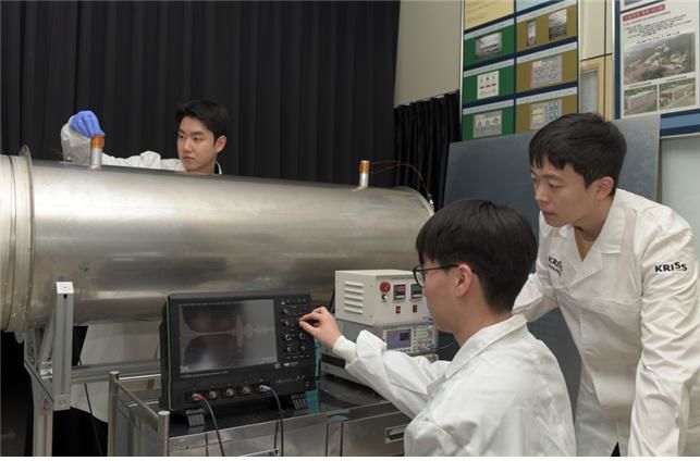 [대전=뉴시스] 조명휘 기자 = 한국표준과학연구원(KRISS) 연구진이 개발한 초음파 센서를 대형 배관에 설치해 측정되는 초음파 신호와 배관에 가해지는 온도 조건을 분석하고 있다. (사진= 표준연 제공) 2026.02.24. photo@newsis.com *재판매 및 DB 금지