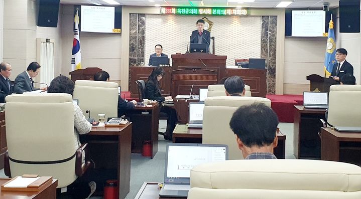 [옥천=뉴시스] 충북 옥천군의회가 24일 331회 임시회 1차 본회의를 개회하고 주요 안건 심의를 하고 있다. 의회는 27일까지 4일간 행정사무감사 지적사항에 대한 조치 결과와 공모사업 추진 현황 등 군정 전반의 추진 상황을 점검한다. (사진=옥천군의회 제공) 2026.02.24. photo@newsis.com *재판매 및 DB 금지