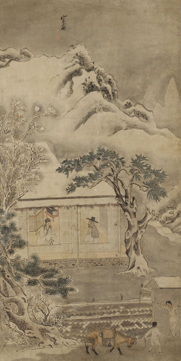 [서울=뉴시스] 조영석 '설중방우도.' 정선의 오랜 벗인 관아재 조영석의 대표작이다. 겨울밤, 한 사내가 눈길을 헤치고 벗을 찾아와 이야기를 나누는 장면이 그려져 있다. 이 작품은 중국의 북송(北宋) 태조 조광윤(趙匡胤, 재위 960-976)이 눈 내리는 밤 신하 조보(趙普)(922-992)의 집을 찾아가 나랏일을 논했다는 고사를 바탕으로 한다. 건물과 담장은 벽돌 기단의 중국식 건축이지만, 인물은 조선풍 옷차림으로 그려 중국 고사를 조선 화가의 시선으로 재해석했다. (사진=국립중앙박물관 제공) 2026.02.24. photo@newsis,com *재판매 및 DB 금지