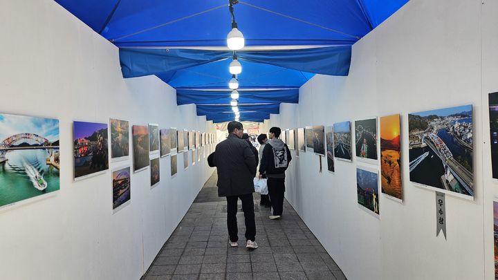 [통영=뉴시스] 신정철 기자= 경남 통영시는 강구안 문화마당 일원에서 '전혁림의 풍어제를 품은 바다 위의 예술 통영대교'를 주제로 한 공모작품(사진 68점, 영상 13편) 전시전을 개최, 전시기간 동안 현장 관람객 1만5740여 명, 온라인 전시(SNS 등) 조회 수 5만4570여 건 등 총 7만310명이 관람해 큰 호응을 이끌었다고 24일 밝혔다. 사진은 공모작 전시전 모습.(사진=통영시 제공).2026.02.24. photo@newsis.com *재판매 및 DB 금지