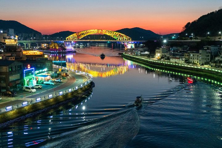 [통영=뉴시스] 신정철 기자= 경남 통영시는 강구안 문화마당 일원에서 '전혁림의 풍어제를 품은 바다 위의 예술 통영대교'를 주제로 한 공모작품(사진 68점, 영상 13편) 전시전을 개최, 전시기간 동안 현장 관람객 1만5740여 명, 온라인 전시(SNS 등) 조회 수 5만4570여 건 등 총 7만310명이 관람해 큰 호응을 이끌었다고 24일 밝혔다. 사진은 공모전 대상작 '김형옥 – 나폴리 풍경' 모습.(사진=통영시 제공).2026.02.24. photo@newsis.com *재판매 및 DB 금지