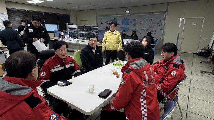 [창원=뉴시스]경남농협, 함양·밀양 산불 피해지역 현장지원. (사진=경남농협 제공) 2026.02.24.photo@newsis.com *재판매 및 DB 금지