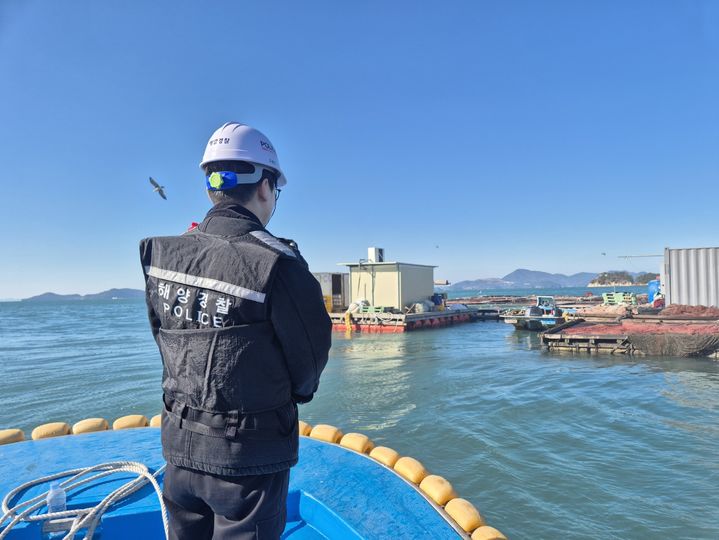 [여수=뉴시스] 여수해경이 패류생산 수출용 패류 생산 지정해역을 점검하고 있다. (사진=여수해경 제공) 2026.02.24. photo@newsis.com *재판매 및 DB 금지