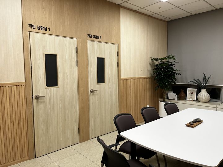 [전주=뉴시스] 전북특별자치도는 공무원의 정신건강을 체계적으로 지원하는 '공무원 마음건강센터 전북센터'를 24일 도청 1층에 공식 개소하고 본격 운영을 돌입했다. (사진=전북도 제공) 2026.02.24. photo@newsis.com&nbsp; *재판매 및 DB 금지