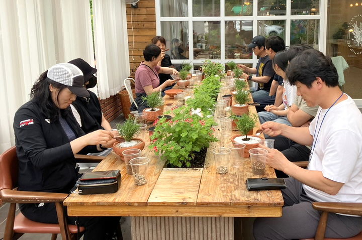 [순창=뉴시스] 순창군의 농촌체험관광 대상지 원예테라피 농가를 찾은 방문객들이 농가 프로그램에 참여하고 있다. *재판매 및 DB 금지