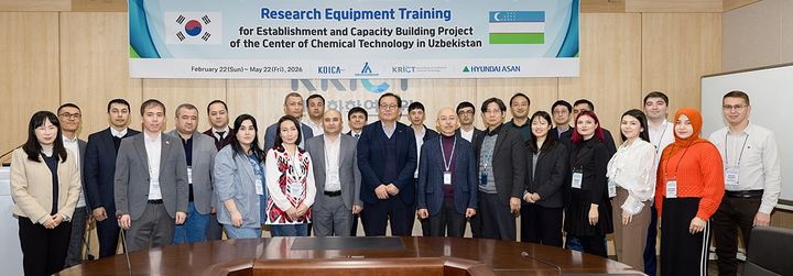 [대전=뉴시스] 23일 화학연구원 디딤돌플라자에서 열린 우즈베키스탄 화학연구원 설립을 위한 연구장비 초청 연수 개회식서 참가자들이 기념촬영을 하고 있다.(사진=화학연구원 제공) *재판매 및 DB 금지