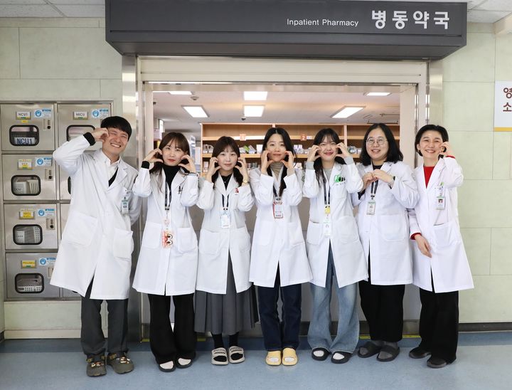 [광주=뉴시스] 전남대학교병원은 병원 약제부 약사 7명이 최근 실시한 제3회 국가 전문약사 자격시험에서 전원 합격했다고 24일 밝혔다. 국가전문약사 시험에 합격한 전남대병원 약제부 약사들이 기념촬영을 하고 있다. (사진=전남대병원 제공) 2026.02.24. photo@newsis.com *재판매 및 DB 금지