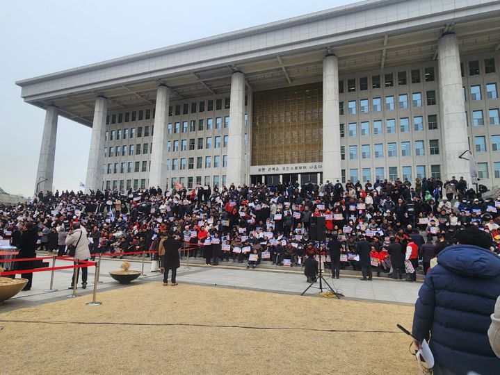 [대전=뉴시스]24일 국회의원 회관 앞에서 대전과 충남 시도민들이 충남대전 통합법안의 보완을 요구하며 집회를 열고 있다. (사진=꿈돌이 수호단 제공) 2026. 02. 24 photo@newsis.com *재판매 및 DB 금지