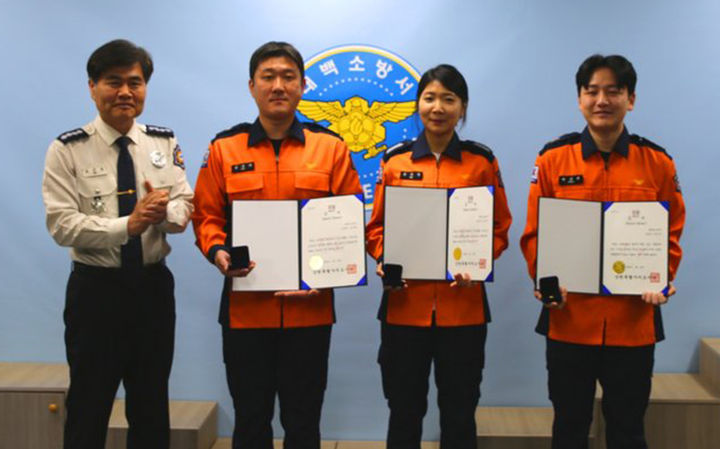 [태백=뉴시스] 강원 태백소방서 심규삼(왼쪽) 서장이 24일 김진희 소방위, 심유진 소방장, 박건주 소방사에게 '2025년 하반기 하트·브레인 세이버 증서 수여식'을 개최하고 있다. (사진=태백소방서 제공) 2026.02.24. photo@newsis.com *재판매 및 DB 금지