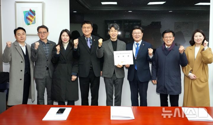 [전주=뉴시스] 24일 문승우 전북도의장을 비롯해 이명연·김희수 부의장, 서난이 대변인, 한정수·김성수·김슬지 의원 등은 국회 정치개혁특별위원회를 방문해 '도의원 정수 확대 및 선거구 획정 개선 촉구 건의문'을 전달했다. 2026.02.24 *재판매 및 DB 금지