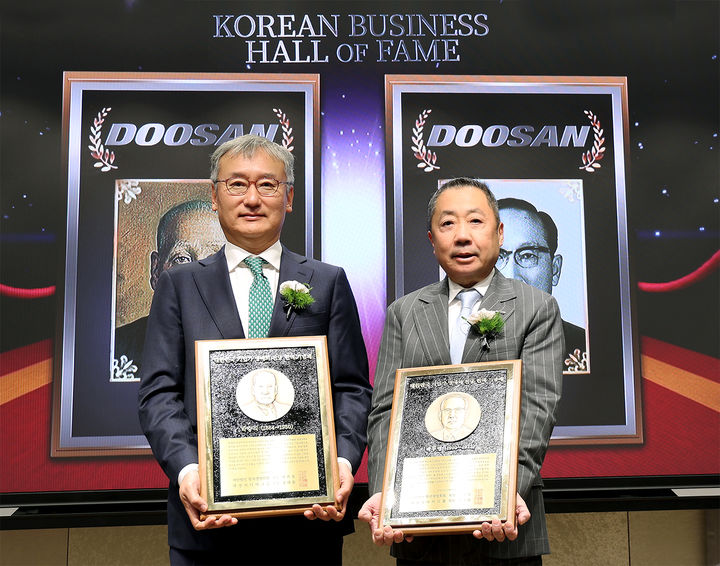 [서울=뉴시스] 24일 서울 이화여대 경영대학 60주년 기념홀에서 열린 '대한민국 기업가 명예의 전당' 헌액식에서 박정원 두산그룹 회장(오른쪽)이 헌액 기념패를 들고 양희동 한국경영학회 회장과 함께 기념촬영을 하고 있다. (사진=두산그룹 제공) 2026.02.24 photo@newsis.com *재판매 및 DB 금지