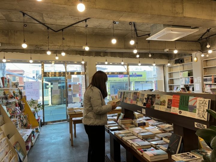 [밀양=뉴시스] 한 시민이 동네서점에서 동네서점 바로대출 서비스를 이용하고 있다. (사진=밀양시 제공) 2026.02.24. photo@newsis.com *재판매 및 DB 금지