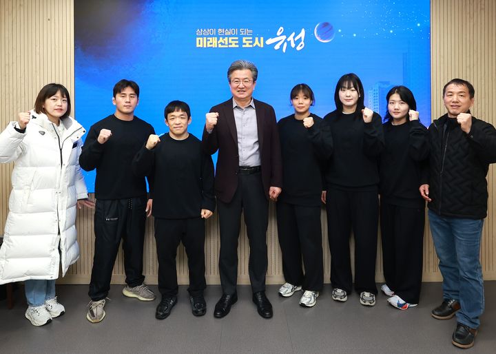 [대전=뉴시스] 대전 유성구청 레슬링팀 선수단이 24일 정용래 구청장과 기념촬영을 하고 있다. 왼쪽부터 홍향래 코치, 유선호 선수, 김성권 선수, 정용래 유성구청장, 조수빈 선수, 오채은 선수, 이나현 선수, 유배희 감독. (사진= 유성구 제공) *재판매 및 DB 금지