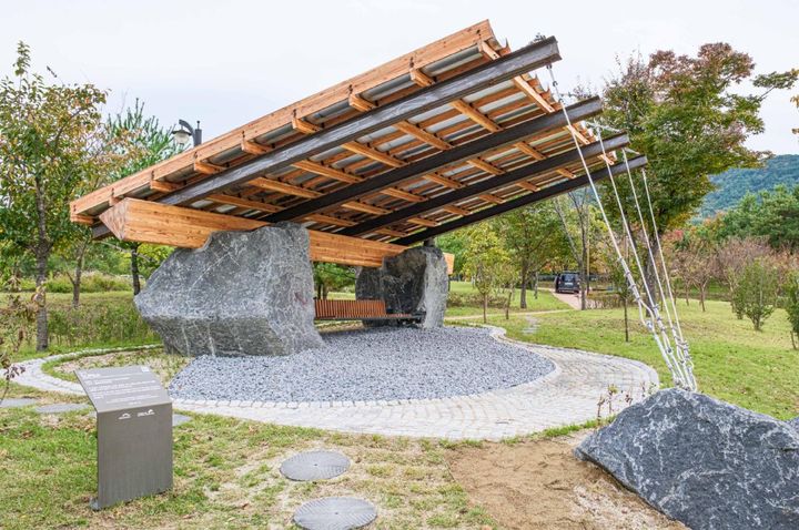 [대구=뉴시스] 대구 수성구는 지난 2024년 수성국제비엔날레 작품인 '수성파빌리온 SUPRA'가 세계 최대 건축 플랫폼 아크데일리(ArchDaily) 주관 '올해의 건축물상' 수상작으로 선정됐다. (사진=대구시 수성구 제공) 2026.02.24. photo@newsis.com *재판매 및 DB 금지