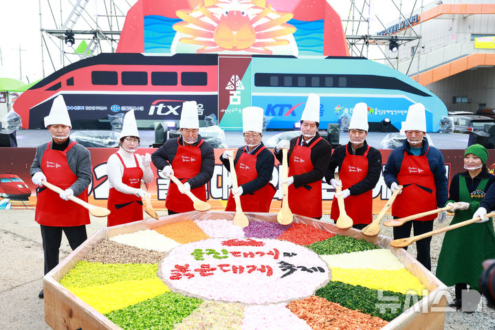 [울진=뉴시스] = 지난해 울진군 후포면 후포항 일원에서 열린 울진대게와 붉은대게 축제. 2026.02.24. photo@newsis.com