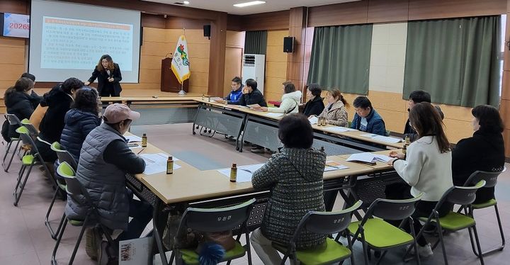 [횡성=뉴시스] 송호대학교 이소영 사회복지학과 교수가 협의체 위원 역량강화 맞춤형 특강을 진행하는 모습. (사진=횡성군 제공) 2026.02.24. photo@newsis.com *재판매 및 DB 금지