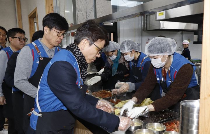 [원주=뉴시스] 밥상공동체 종합사회복지관 내 식당에서 무료배식 봉사활동 모습. (사진=한국도로공사 강원본부 제공) 2026.02.24. photo@newsis.com *재판매 및 DB 금지