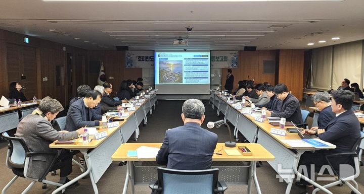 [포항=뉴시스] = 포항시는 24일 시청 소회의실에서 '호미반도 관광 특화 지구 계획 수립 용역' 최종 보고회를 열고, 호미반도를 2035년까지 글로벌 해양 휴양 관광 거점으로 조성하기 위한 중장기 발전 전략을 마련했다. (사진=포항시 제공) 2026.02.24. photo@newsis.com