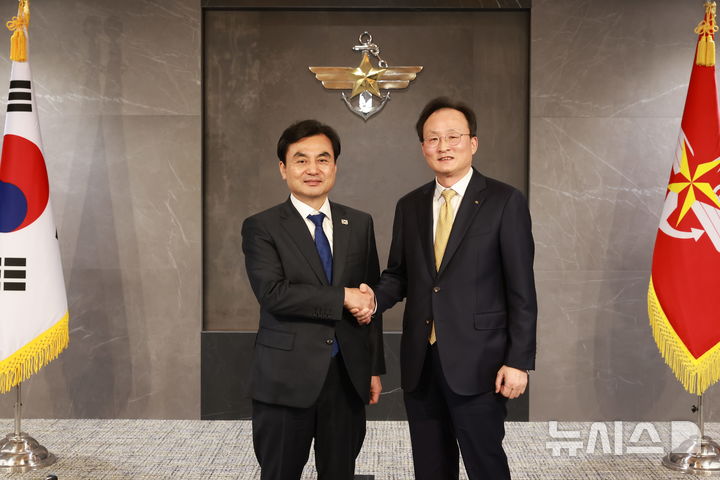 [서울=뉴시스]KB국민은행은 24일 국방부와 군 장기복무 간부의 안정적인 자산형성과 금융 지원을 강화하기 위해 '장기간부 도약적금 업무협약'을 체결했다고 밝혔다. (사진=KB국민은행 제공). 2026.02.24. photo@newsis.com 