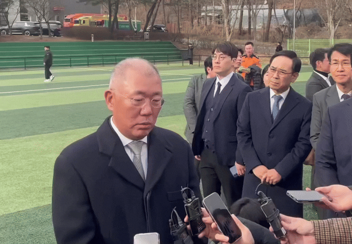 [남양주=뉴시스] 류인선 기자 = 정의선 현대차그룹 회자이 24일 경기 남양주 수도권119특수구조대에서 무인소방로봇 시연 후 취재진 질문에 답하고 있다. 206.2.24. ryu@newsis.com *재판매 및 DB 금지