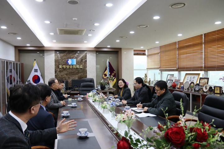 [수원=뉴시스] 수원출입국·외국인청 송소영 청장이 24일 화성상공회의소 안상교 회장과 외국인 근로자 고용 및 체퓨 편의 제공 방안 등을 논의했다. (사진=수원출입국·외국인청 제공) 2026.02.24. photo@newsis.com *재판매 및 DB 금지