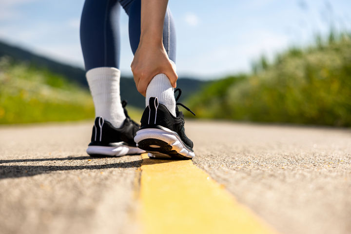 [서울=뉴시스] 25일 의료계에 따르면 성장기 아이의 발목은 아직 완전히 성숙하지 않은 구조로, 뼈가 단단해지기 전 단계이기 때문에 동일한 충격을 받아도 손상 부위와 회복 과정이 성인과 다르게 나타날 수 있다. (사진=유토이미지 제공) 2026.02.24. photo@newsis.com *재판매 및 DB 금지