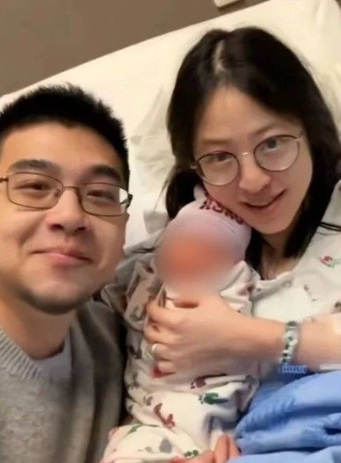 [뉴시스] 1200만 명이 넘는 팔로워를 보유한 중국 인플루언서가 아내의 장시간 출산 과정을 촬영해 온라인에 공개했다가 거센 비판에 직면했다. (사진=도우인 캡처) *재판매 및 DB금지 *재판매 및 DB 금지