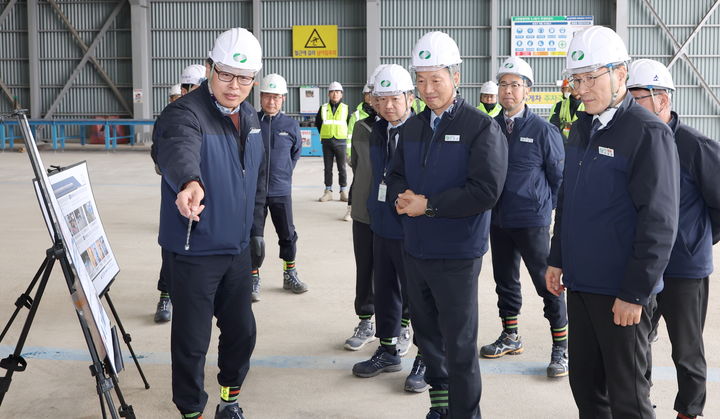 [세종=뉴시스] 전대욱 한국수력원자력 사장 직무대행(가운데)이 현장을 둘러보며 설명을 듣고 있다. (사진=한수원 제공) 2026.02.24. photo@newsis.com *재판매 및 DB 금지